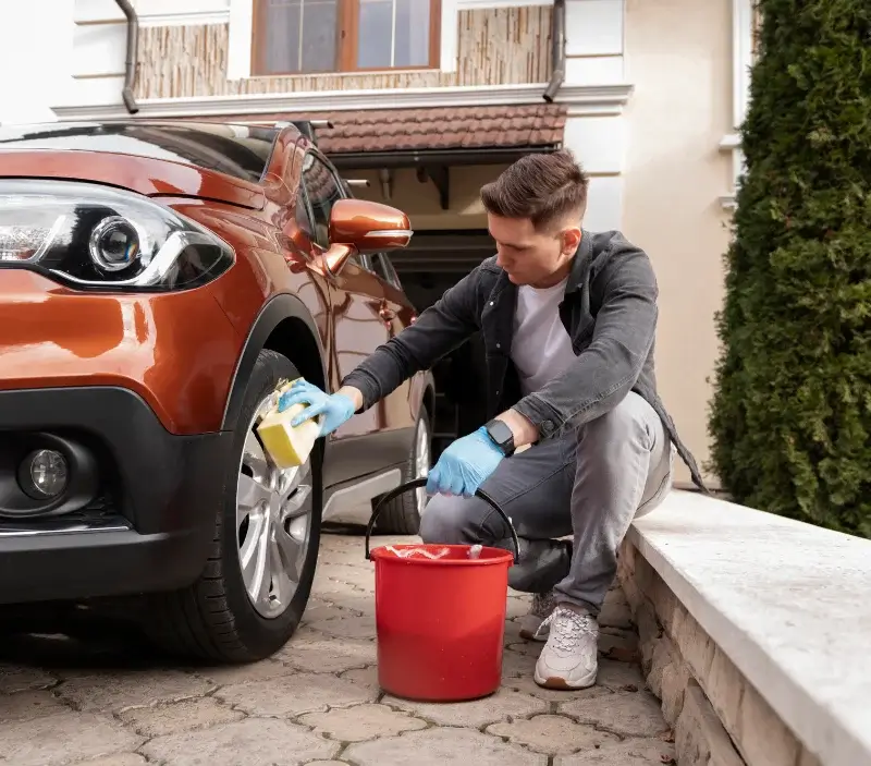 Lavage auto à domicile Saint-Jean-Soleymieux : professionnel intervenant sur un véhicule